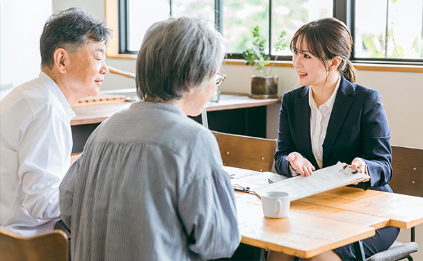 家族葬の広仏 葬儀専門スタッフが葬式パンフレットを見せながら葬儀プランの説明をしている様子